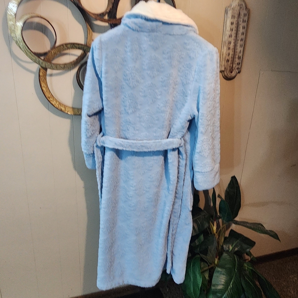 CASA ZETA-JONES Soft Plush Robe - Picture 8 of 12